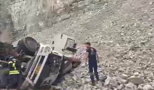 Freni patlayan tırdan atlayan sürücü öldü, 2 kişi yaralandı