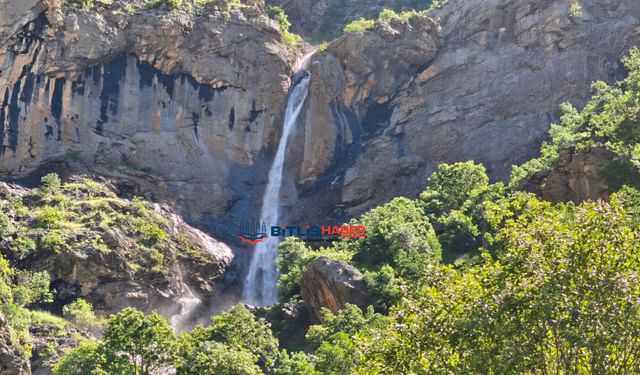 Onlarca Metre Yükseklikteki Dağların Arasından Akan Şelaleyi İlk Kez Bitlis Haber Görüntüledi