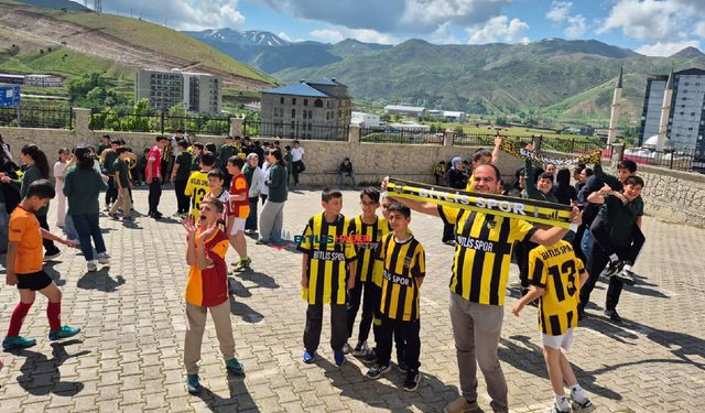 Bitlis Spor’un Şampiyonluğu Okulda Halay Çekerek Kutlandı