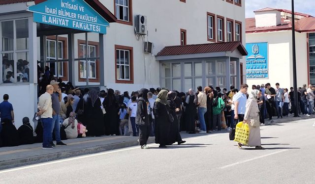 Bitlis'te YKS Heyecanı Başladı: Ailelerin Okul Önündeki Bekleyişi Sürüyor