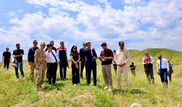 Vali Karakaya, bin 200 askerin şehit düştüğü alandaki çalışmaları yerinde inceledi