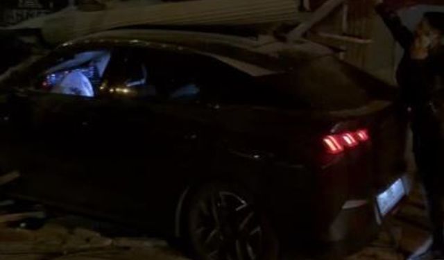 Iğdır'da kontrolden çıkan otomobil iş yerine daldı: 2 yaralı