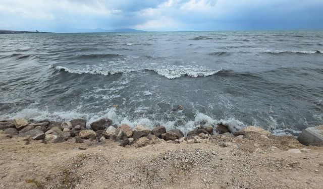 Van Gölü'nde şiddetli rüzgar: Dalgalar sahili dövdü