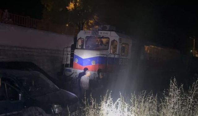 Yük treni hafif ticari aracı 120 metre sürükledi: 2 yaralı