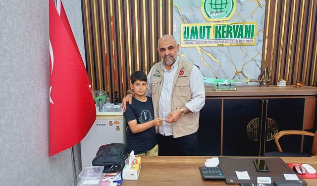 Topladığı haftalık harçlığını Gazze'ye bağışladı