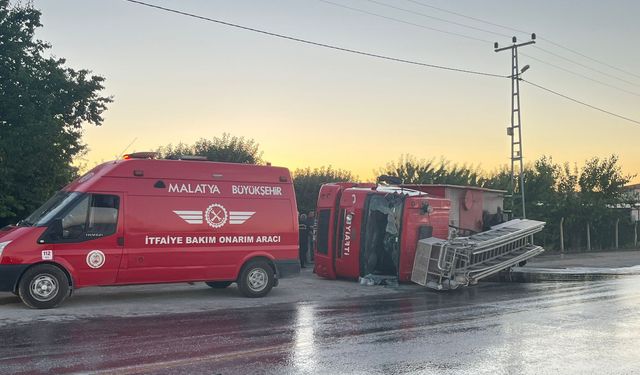 Yangına Giden İtfaiye Aracı Devrildi: 3 Personel Yaralandı