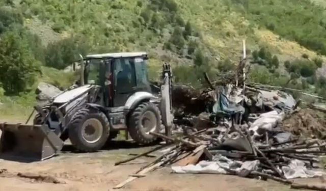 Nemrut Kalderası'nın Doğal Dokusunu Bozan Kaçak Yapılar Yıkıldı