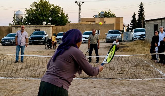 Toprak Kortta Tenis Oynayan Köylülerden Renkli Görüntüler