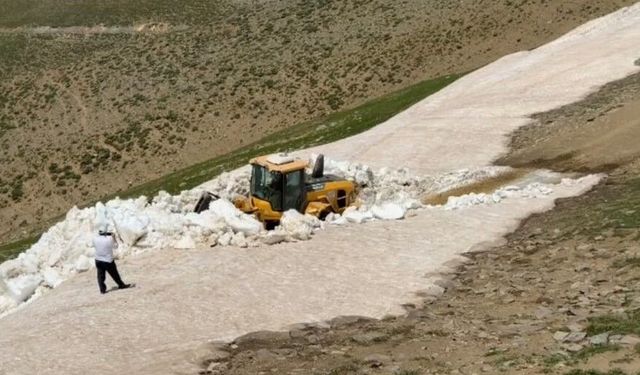 Bitlis'te Temmuz Ayında Kar Mesaisi: 3 Bin Rakımlı Yaylada Yol Açılıyor