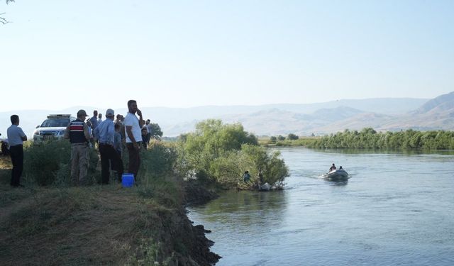 Muş'ta Murat Nehri'ne Düşen 10 Yaşındaki Çocuk Aranıyor