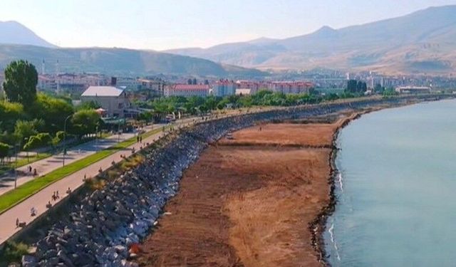 Uzmandan Tatvan Sahilindeki Dolgu Çalışmasına Uyarı: "Van Gölü Ekosistemi Tehlikeye Girebilir"