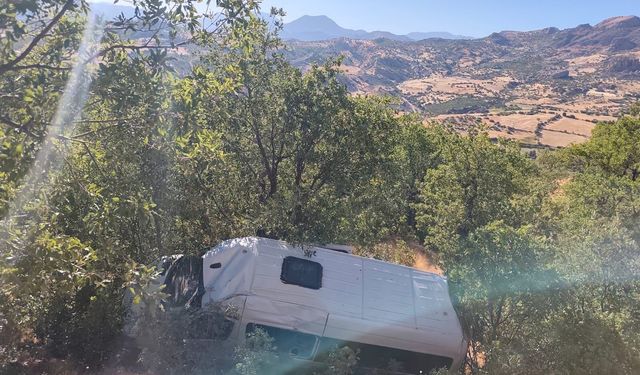 Tur minibüsü şarampole devrildi: 13 yaralı