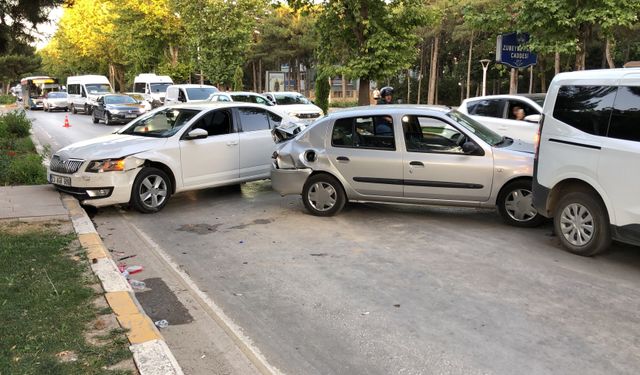 4 Aracın Karıştığı Zincirleme Kazada 3 Kişi Yaralandı