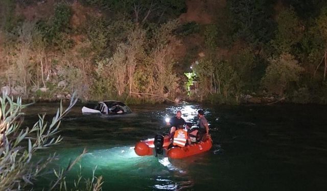 Araç Munzur Nehri’ne yuvarlandı: 2 yaralı