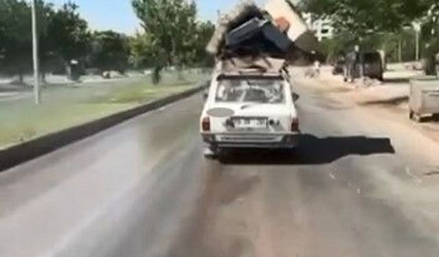 Aracının tavanına baza ve koltuk yükleyerek trafikte ilerledi