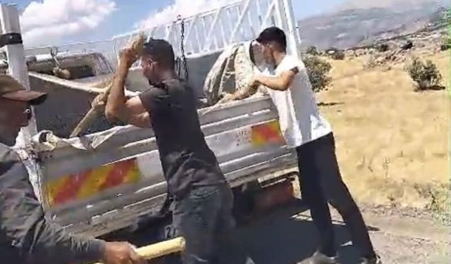 Belediyeden umut kestiler! Bozulan yolu kendi imkanlarıyla yaptılar