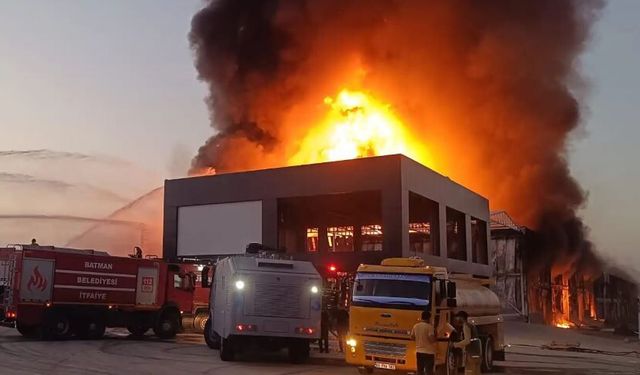 Bitlis'e komşu ilde dev yangın: 8 depo ve 8 araç hurdaya döndü