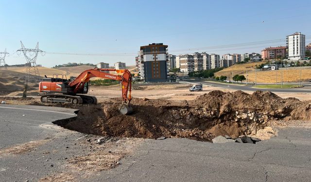 Bitlis'e sınır ilde isale hattında patlama: Çevre yolu çöktü