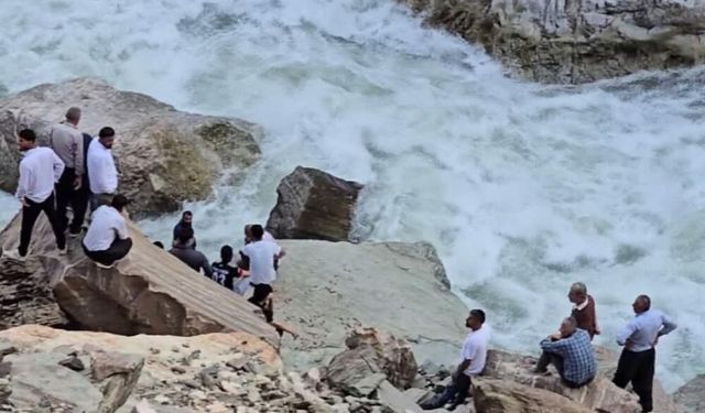 Bitlis'ten dalgıçlar gidecek: Suda kaybolan genç aranıyor