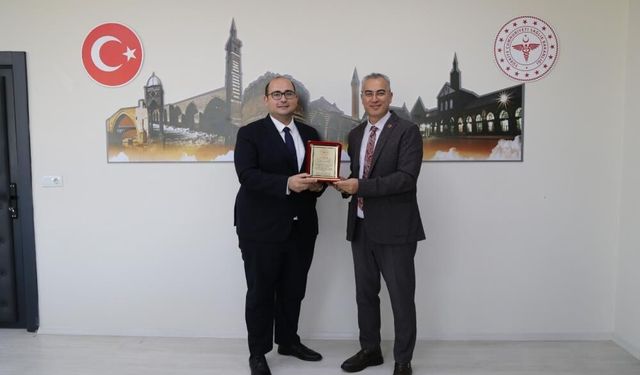 Diyarbakır Sağlık Müdürü'nden Uzm. Dr. Fırat Köse'ye plaket