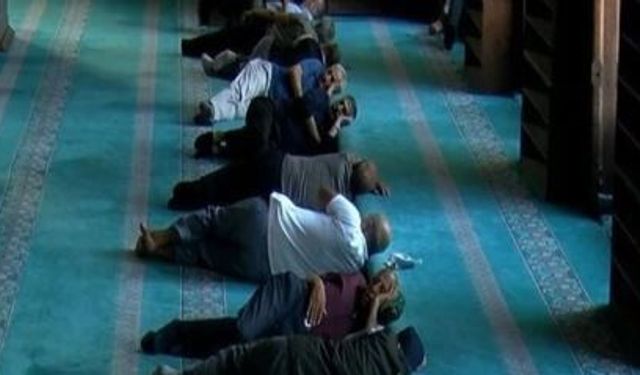 Diyarbakır'da 40 dereceyi gören vatandaşlar camilere akın etti