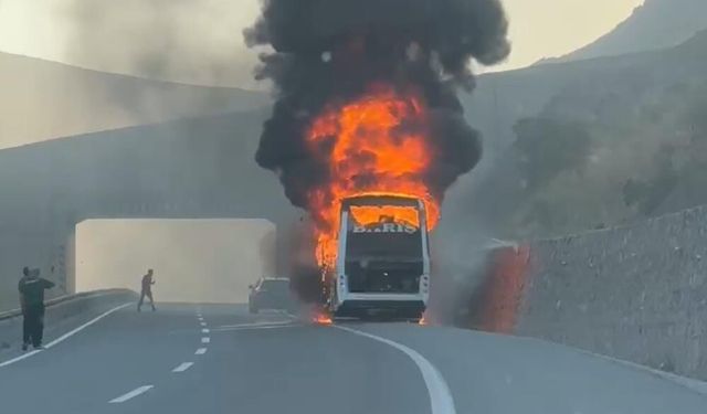 Erzincan'da yolcu otobüsü alev alev yandı