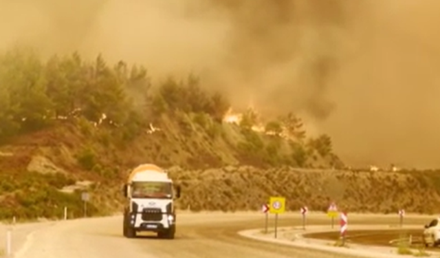 Yangın kontrolden çıktı! Fethiye-Antalya kara yolu ulaşıma kapandı