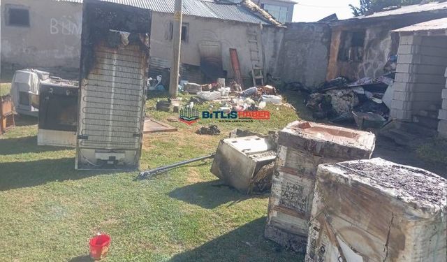 Bitlis'te ev küle döndü, mağdur olan aile dışarda kaldı