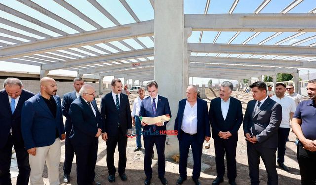 Vali Karakaya, yapımı süren tekstil fabrikasını yerinde inceledi