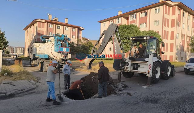 Bitlis Belediyesi TOKİ 3. Etap'ta patlayan kanalizasyon hattı için çalışma başlattı