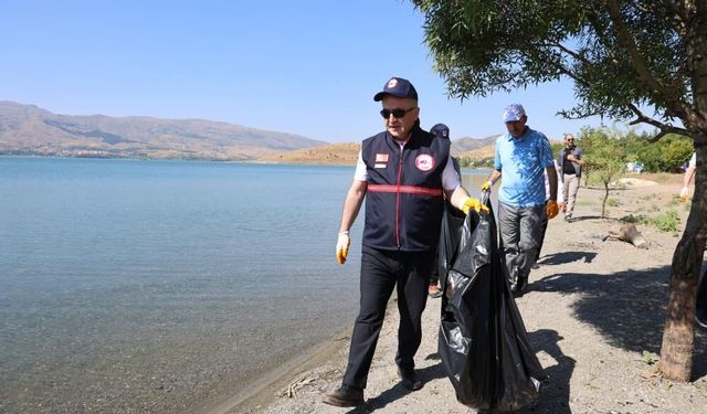 Hazar Gölü kıyısında çevre temizliği yapıldı