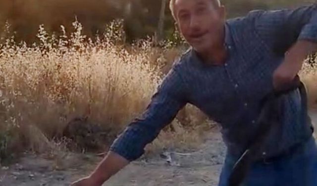 Muhtar, evlere giren yılanları eliyle yakalayıp doğaya bırakıyor