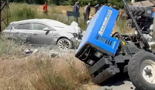 Muş-Bitlis yolunda traktör ile otomobil çarpıştı: 3 yaralı