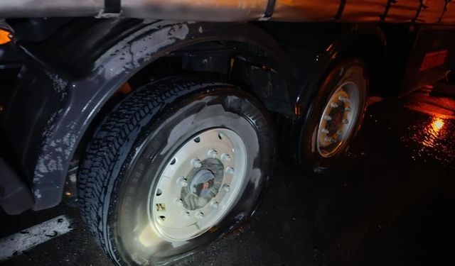 Van'da seyir halindeki tırın lastikleri alev aldı
