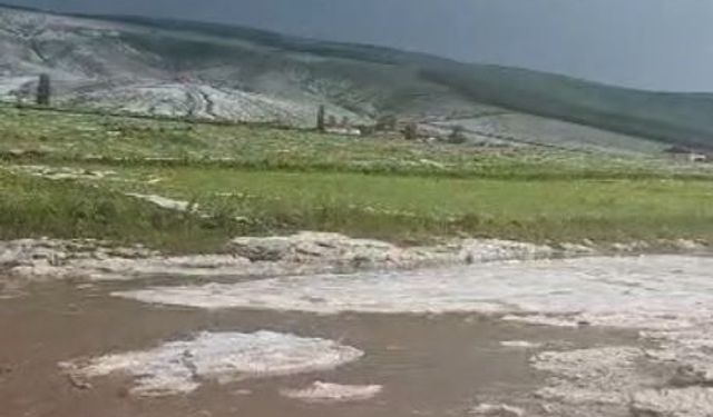 Yaz ortasında dolu sürprizi! Kara yolu ulaşıma kapandı
