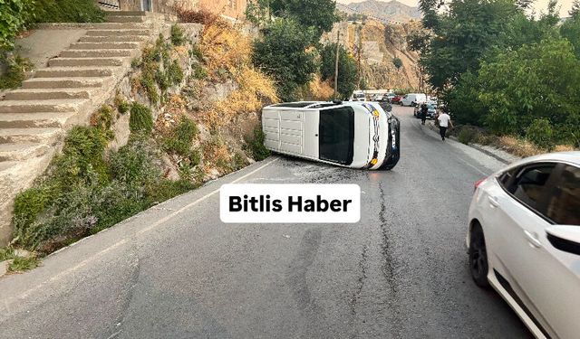 Bitlis’te kontrolden çıkan hafif ticari araç devrildi: 4 kişi hafif yaralandı