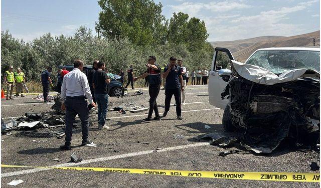 Van-Erciş kara yolunda feci kaza: 2 ölü, 9 yaralı