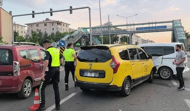 3 Kişinin Yaralandığı Zincirleme Kaza Kamerada