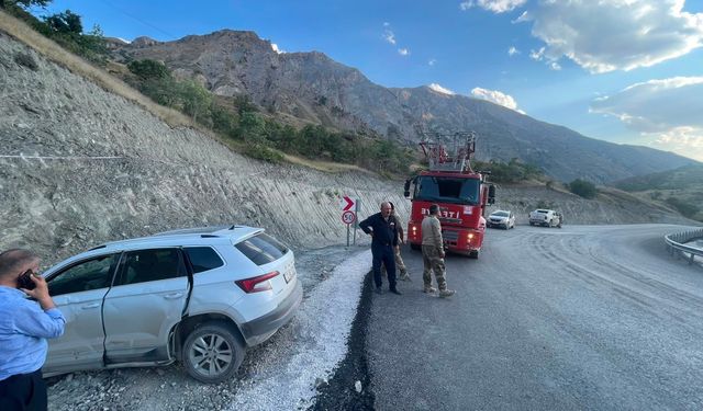 Van kara yolunda otomobil bariyerlere çarptı: 3 yaralı