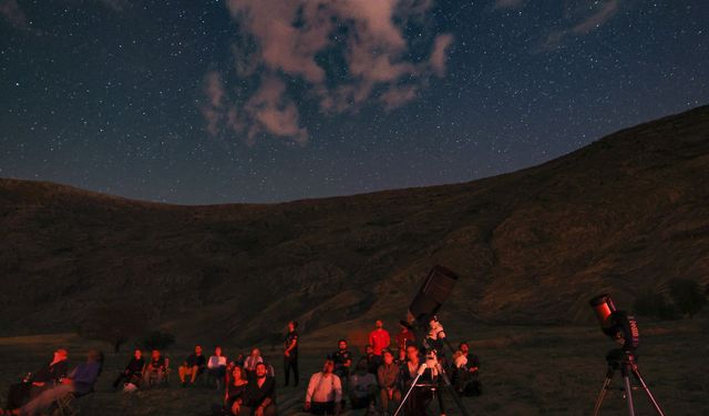 Bitlis’te Uzay Meraklıları Van Gölü Kıyısında Haftayı Gökyüzünü İzleyerek Geçirdi