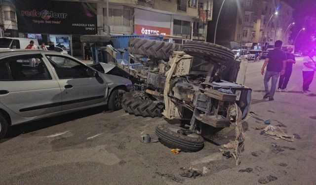 Otomobil ile traktör çarpıştı: 5 kişi yaralandı