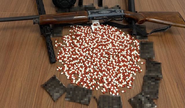 Islak mendil poşetlerinden yüzlerce uyuşturucu hap çıktı: 3 tutuklama