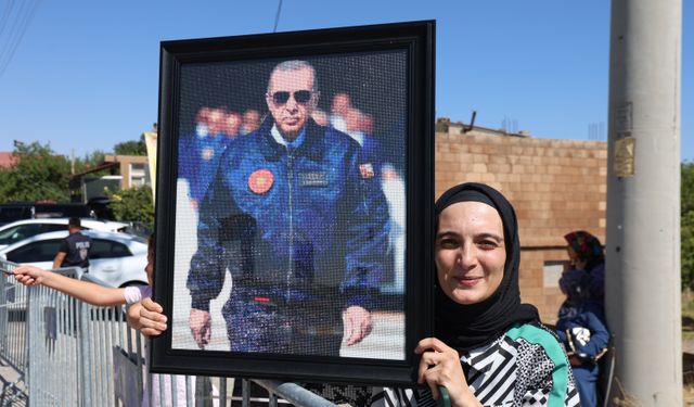 Binlerce boncukla ilmek ilmek işlediği tabloyu Ahlat’ta Cumhurbaşkanı Erdoğan’a ulaştırdı