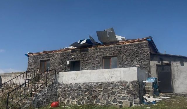 Çıldır'da şiddetli fırtına: Evlerin yüzde 70'i zarar gördü