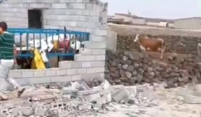Diyarbakır'da şiddetli rüzgar ahırı yıktı: 2 çocuk yaralandı