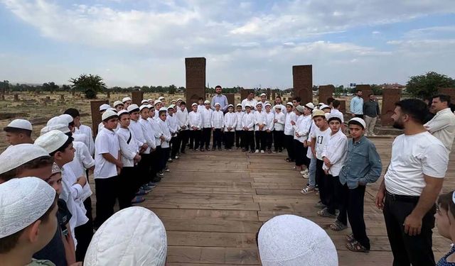 Batmanlı hafızlık öğrencilerinden Ahlat Selçuklu Meydan Mezarlığı'na ziyaret