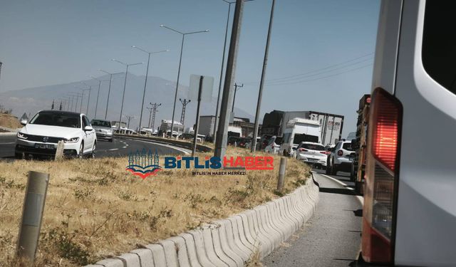 Vatandaşlar Malazgirt etkinliklerine akın ediyor: Yollarda kilometrelerce araç kuyruğu oluştu