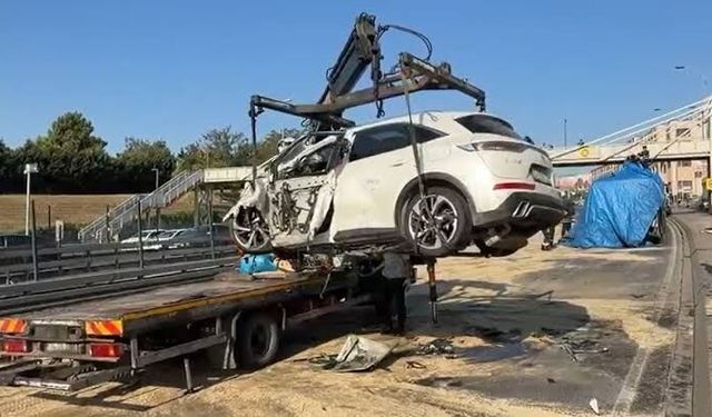 Otomobil, İETT otobüsüne çarptı: Biri polis memuru 3 kişi öldü