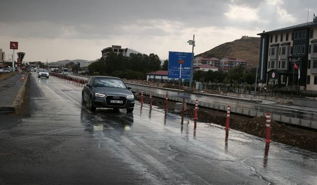 Bitlis’te yağmur sürprizi: Sıcaklık düştü, vatandaşlar rahatladı