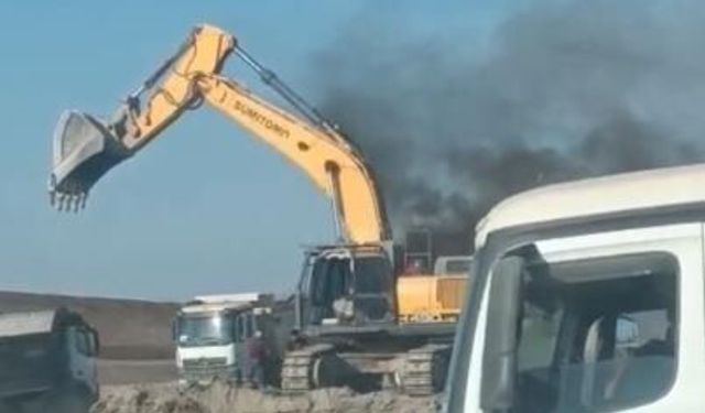 Siirt'te demir yolu inşaatında iş makinesi yandı